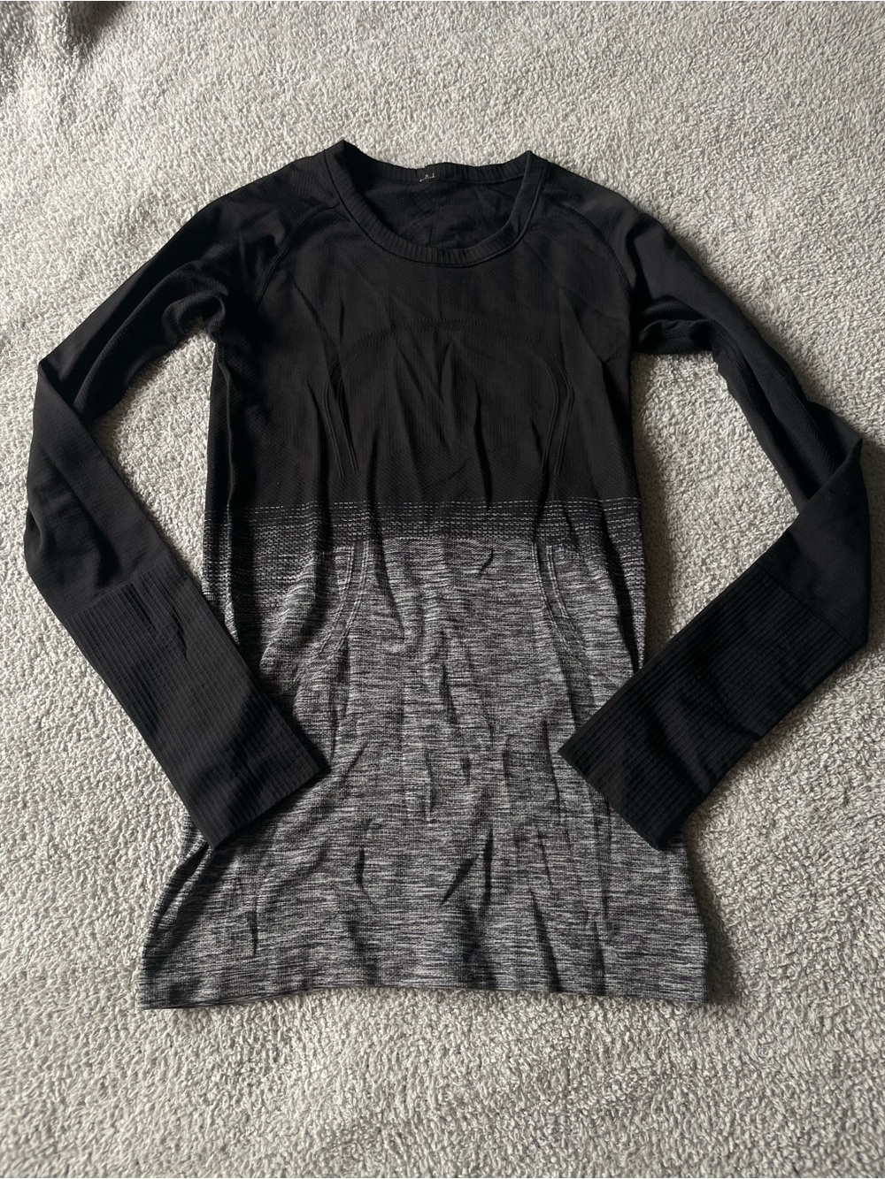 lululemon athletica Black to Gray Ombre Swiftly Long-Sleeve Performance Size 4